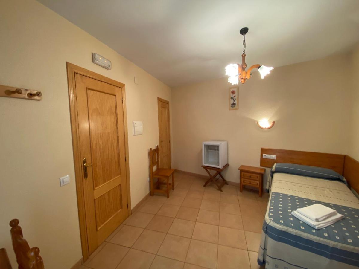 Hostal Jose Mari ซิวดัด-โรดรีโก ภายนอก รูปภาพ