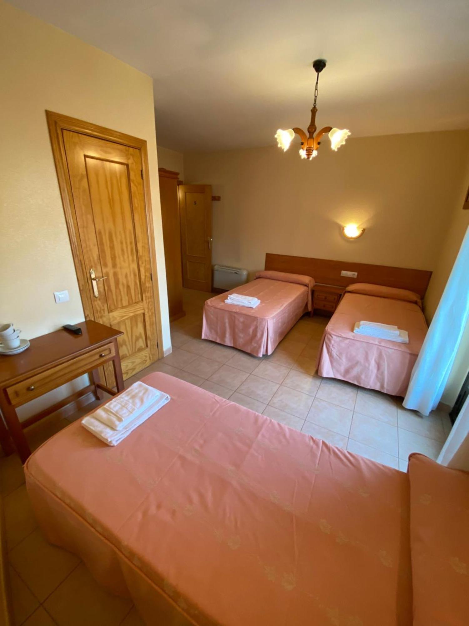 Hostal Jose Mari ซิวดัด-โรดรีโก ภายนอก รูปภาพ
