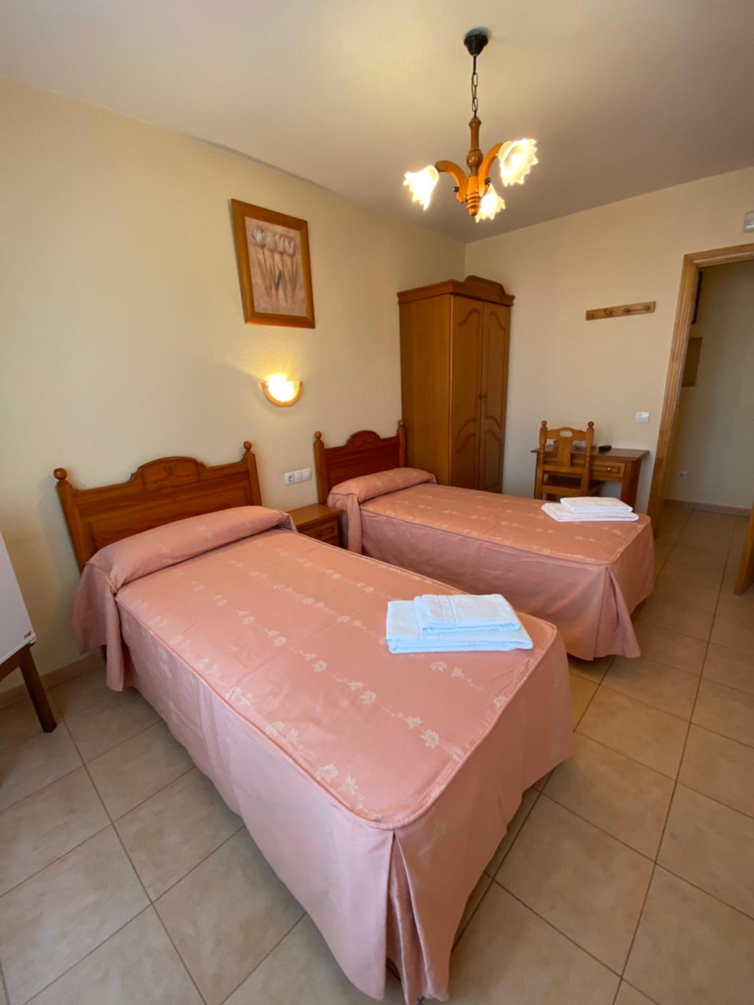Hostal Jose Mari ซิวดัด-โรดรีโก ภายนอก รูปภาพ