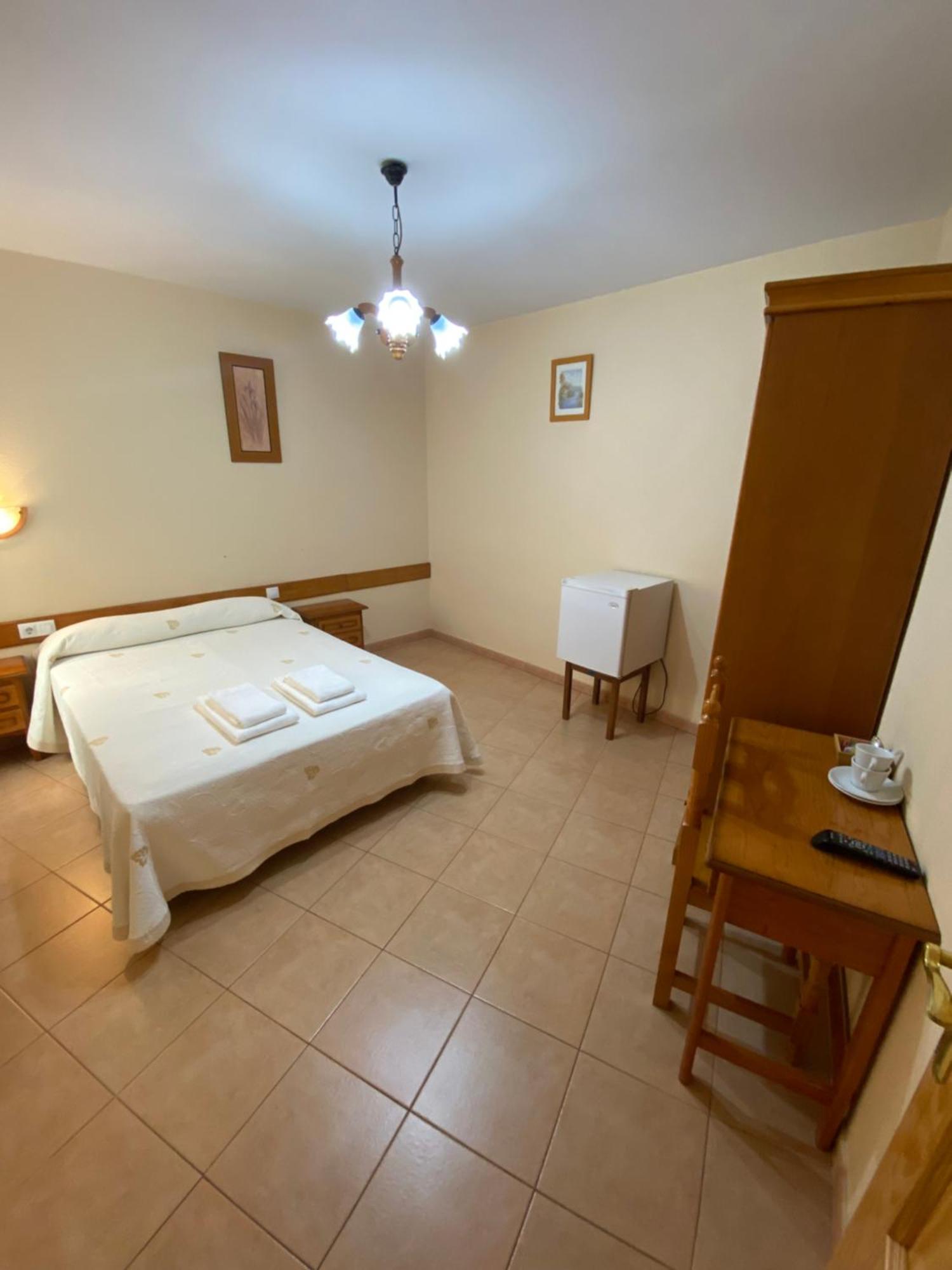 Hostal Jose Mari ซิวดัด-โรดรีโก ภายนอก รูปภาพ